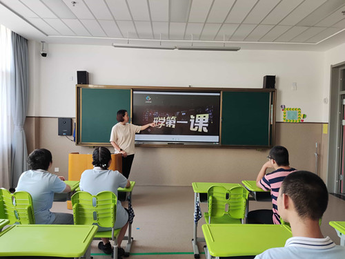 9-1我們在認(rèn)真觀看開學(xué)第一課.jpg