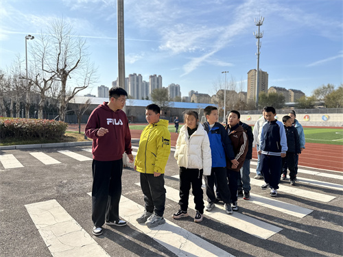 過(guò)馬路要走斑馬線.jpg